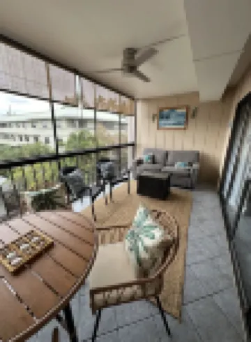 Updated condo with air conditioning in the heart of downtown Kona.