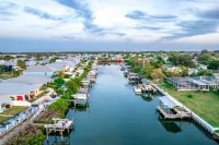 Relaxing Apollo Waterfront Retreat I Pool l Spa l Dock I Firepit