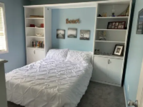 3 blocks from Taylors Creek, 1 mile from Beaufort waterfront and boat ramp