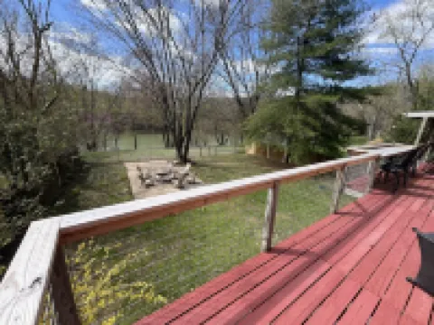 Riverside Roost -bourbon themed waterfront home Hotels in Woodford County