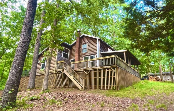 Cozy Cabin in the hills of Kentucky Lake. Family getaway or relaxing escape!