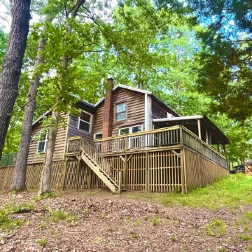 Cozy Cabin in the hills of Kentucky Lake. Family getaway or relaxing escape!