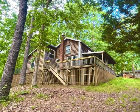 Cozy Cabin in the hills of Kentucky Lake. Family getaway or relaxing escape! Hotels in Calloway County