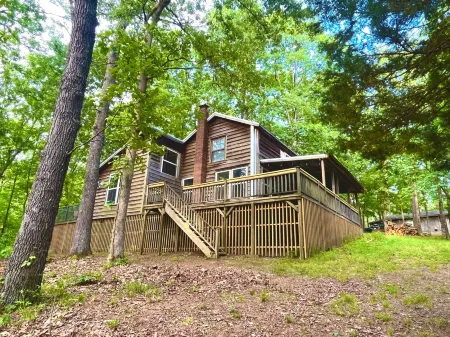 Cozy Cabin in the hills of Kentucky Lake. Family getaway or relaxing escape!