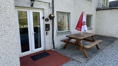 Stylish Garden Flat Near Loch Ness Отели в г. Драмнадрочит