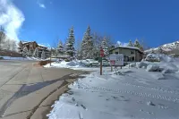 Modern, MTN Retreat w/ Fireplace, Pool, Hot Tub, Steps to Snowmass Base Village Hotels in Snowmass Village