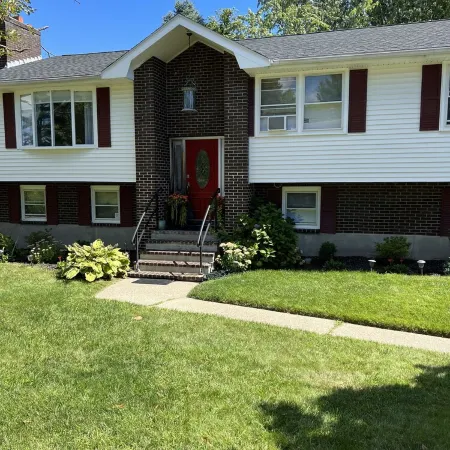 Beautiful and modern 3 Bedroom 2 full BR.