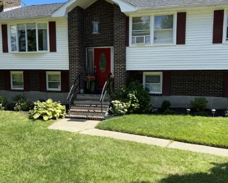 Beautiful and modern 3 Bedroom 2 full BR. โรงแรมในมาร์ลเบรอ