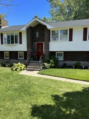 Beautiful and modern 3 Bedroom 2 full BR.