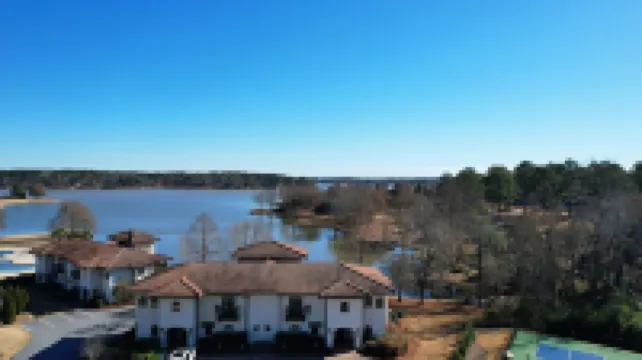 Spacious Lakefront Villa In Gated Resort Community