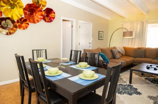 Large duplex w/6 bedrooms, 4 baths, 2 living rooms, washer/dryer. Pet friendly!