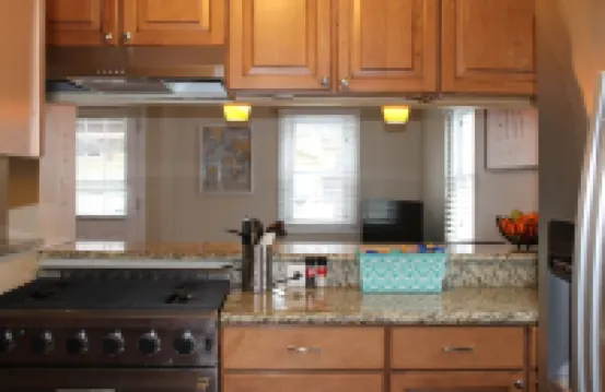 Walk to Downtown Royal Oak - Quiet neighborhood - Cozy 2 Bed 1 Bath Bungalow 羅亞爾奧克酒店