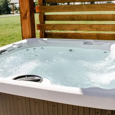 Sky Ridge-The Dawn/ Brand New Cabin in Amish Country w/Hot tub