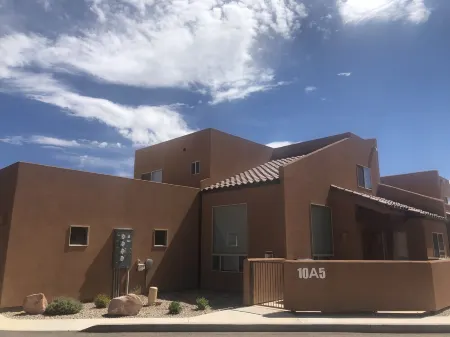 Moab Behind the Rocks Retreat - 3B/2.5B- Garage/Pool Отели рядом с достопримечательностью «Зона отдыха Санд Флэтс»