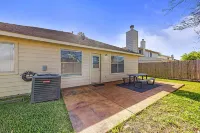 Cozy Pearland Getaway Home! Large backyard w/patio! 5 STAR REVIEWS.