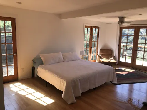 Topanga Deck House light spacious, amazing mountain views, huge deck under Oaks