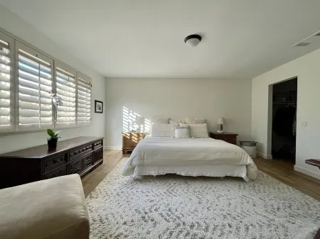 Chapparal Country Club.  Enjoy sunrises and sunsets from the patio. Отели рядом с достопримечательностью «Melissa Morgan Fine Art Gallery»