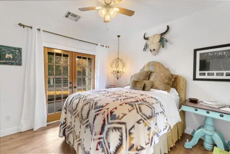 A "Willie" Nice House, with a Willie Nice View! 509 East Avenue, Marble Falls Отели в г. Марбл Фолс