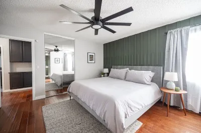 Modern 4BR Haven + Pool/Spa Hotels near Joshan Filipino Oriental Market