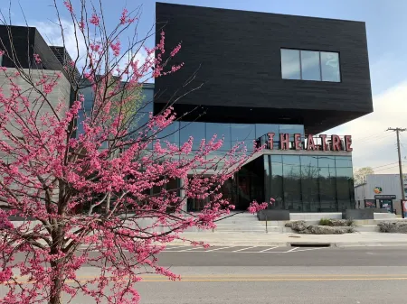 Farmer's Market Flair! Steps to downtown Fayetteville Square