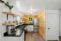 Sanders Beach Getaway. Walk to beach & DT CDA