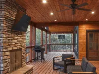 Luxury Cabin adjoining Robber's Cave State Park Hotels in Latimer County