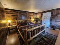 Modern Rustic Apt Across From Natl Park! King Bed and Ms Pac-Man Arcade Game