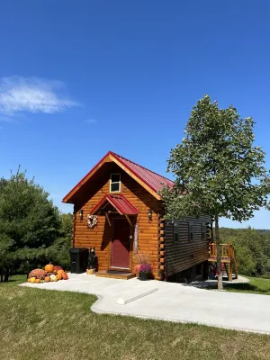 Paradise Peak Cabins “Songbird”outdoor hot tub in the heart of Amish Country