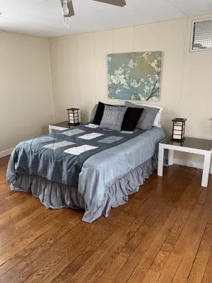 The Olde Farmhouse Spacious Lakefront House with Amazing View