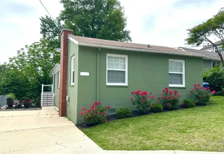 Block to Beach! Fossil Hunting, Hot Tub, Coffee Bar, Screened Deck, 1hr to DC