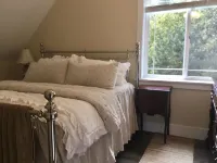 Coastal Retreat Across From Puget Sound Sleeps 2-4. High Speed Internet.