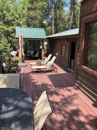 Big Mountain Treehouse!  Beautiful cabin home w/ SPECTACULAR views of Lake Отели в г. Уайтфиш
