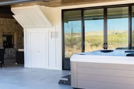 Manila Lot 7 · King bed, high end, new home, hot tub, steam room