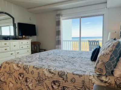 Dog Friendly-Ocean View Condo-Ocean Front Building! Book Now!! Hotel in zona Public Beach Access