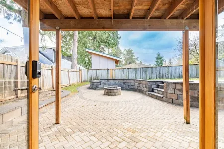 Spacious 8-Bedroom Retreat with Backyard & Entertainment Room Отели рядом с достопримечательностью «Sakya Monastery of Tibetan Buddhism»