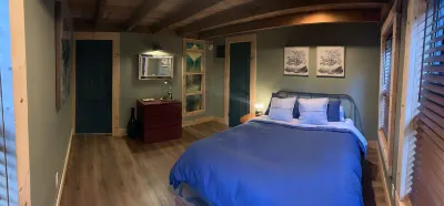 Whimsical Home on Quiet High Street, in Historic Downtown. Hotels near Rainbows End
