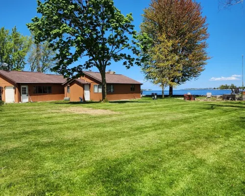 A true Hidden Gem waterfront lake home, w/breathtaking views Hotel a Gardner