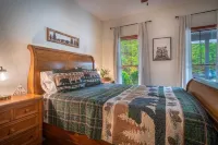 Hot Tub - King Beds - Walk to Helen - Pool Table - Arcade Games - Pet Friendly - شرفة