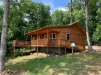 Lazy Bear Cottage with Beautiful view and Fiber Internet!