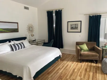 Spacious guesthouse located in the heart of Weatherford.