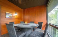 Hot Tub - King Beds - Walk to Helen - Pool Table - Arcade Games - Pet Friendly - شرفة