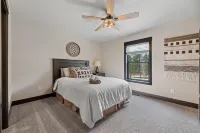 Summit Sunset, pet friendly! Hot Tub, Pool access, paved roads, luxury finishes