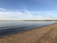 Newly Renovated Cottage Across the Street from Craigville Beach. فنادق في Barnstable