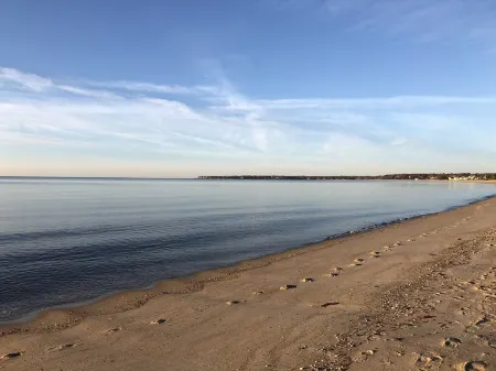 Newly Renovated Cottage Across the Street from Craigville Beach. Отели в г. Барнстейбл