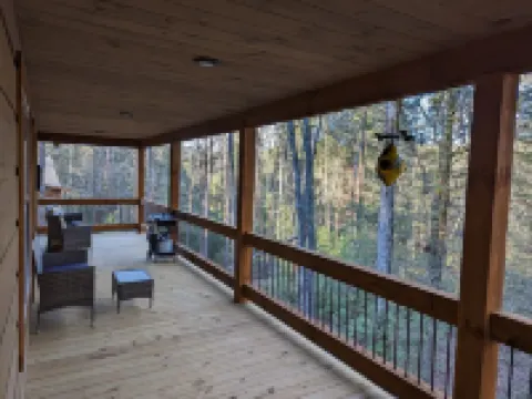 Romantic Cabin for 2, Hot Tub, wifi 10min from BR, hiking and waterfalls near