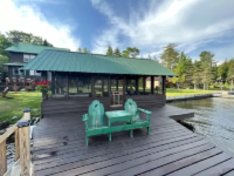 Beautiful 4th Lake Home with 3 Kings, Jacuzzi Tub, and Gazebo