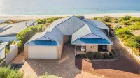Oceanside relaxing beach front views. Wifi .  Light spacious for shared times Hotels near Peppermint Grove Beach Lookout