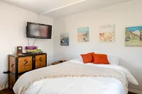 Spacious Studio w/ Kitchenette, Bathroom, Private Yard/Entrance. JT/Hi Desert