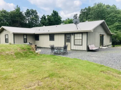 Large house on the lake sleeps 16!