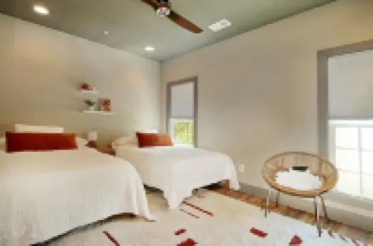 2 bedroom 2 bath Modern Luxury Townhome near Marshwalk